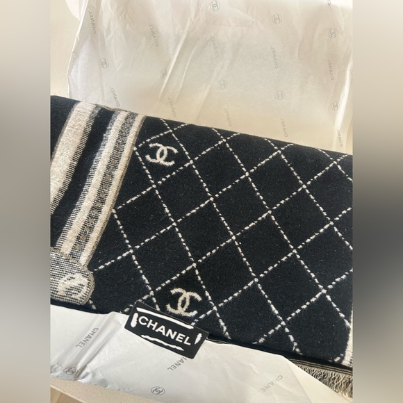 CHANEL Black/White Eiffel Tower Print Scarf | Black White - Picture 11 of 14